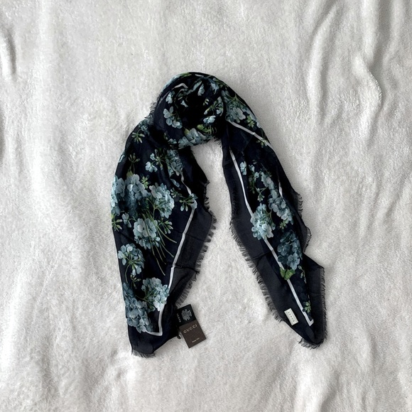 NWT Authentic Gucci Signature Floral Prints Large Shawl Scarf Silk Blend - Picture 3 of 12